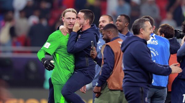 ماتفي سافونوف من باريس سان جيرمان محاط بزملائه بعد فوزهم بركلات الترجيح في المباراة النهائية لكأس إنتركونتيننتال 2025 في الدوحة ، قطر - سبوتنيك عربي