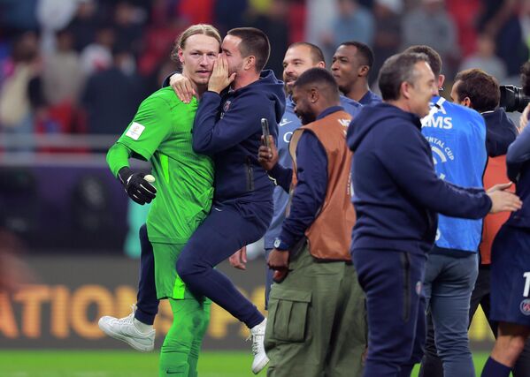 ماتفي سافونوف من فريق باريس سان جيرمان، محاطا بزملائه بعد فوزهم بركلات الترجيح في المباراة النهائية لكأس "إنتركونتيننتال 2025" في الدوحة، قطر - سبوتنيك عربي