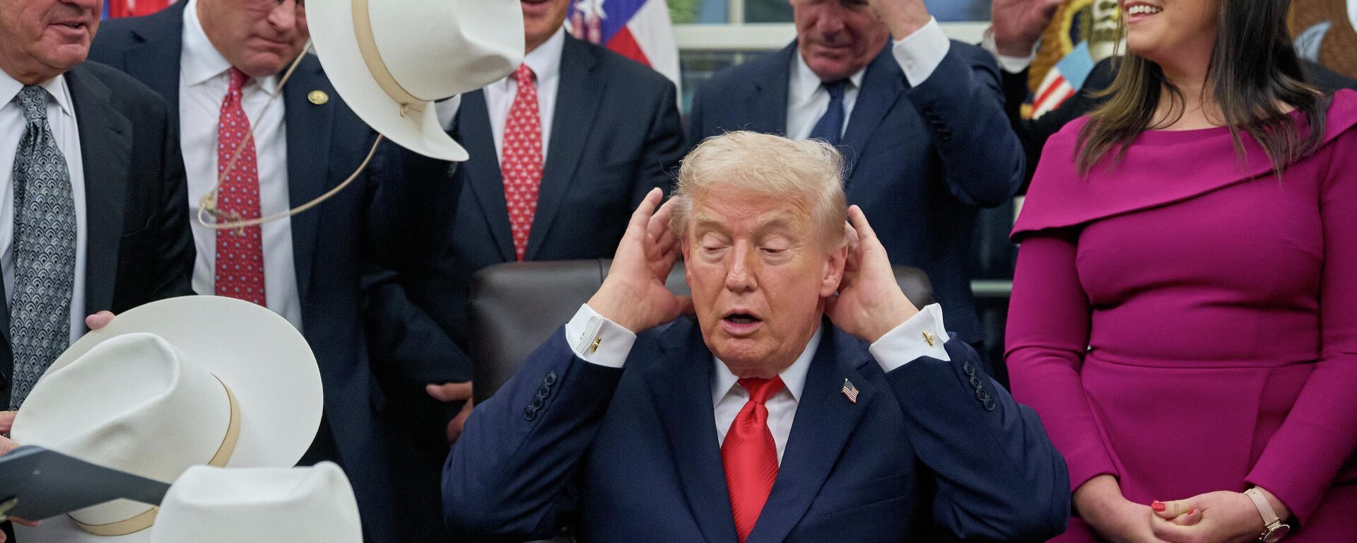 الرئيس دونالد ترامب يضبط شعره مازحا لالتقاط صورة مع أعضاء فريق الهوكي الأولمبي للرجال في واشنطن ، الولايات المتحدة الأمريكية في المكتب البيضاوي - سبوتنيك عربي, 1920, 30.03.2026