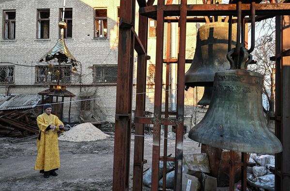 قارع الأجراس في كنيسة "القديس ميتروفانوفسكي الثانية" في ليسيتشانسك، روسيا - سبوتنيك عربي