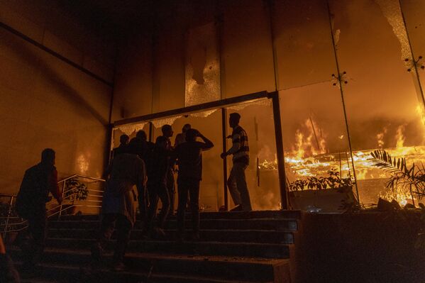 أنصار الشريف عثمان هادي، يغلقون الشوارع ويشعلون النيران في دكا بعد أنباء عن وفاته في 18 ديسمبر/ كانون الأول 2025، في مستشفى سنغافورة في بنغلاديش. وكان هادي أصيب بجروح خطيرة برصاصة في الرأس، خلال مشاركته في تجمع سياسي في بيجويناغار - سبوتنيك عربي