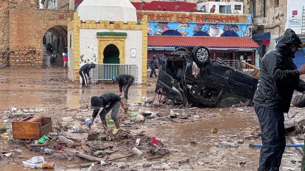 أشخاص يتفقدون الأضرار الناجمة عن الفيضانات المفاجئة في آسفي, المغرب - سبوتنيك عربي