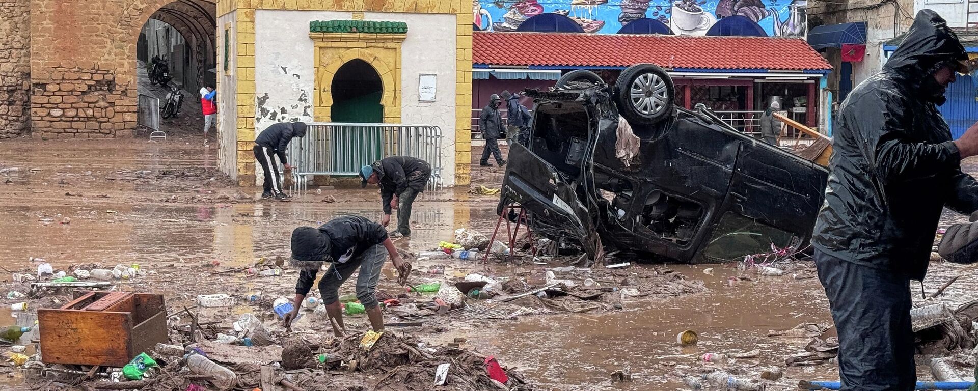 أشخاص يتفقدون الأضرار الناجمة عن الفيضانات المفاجئة في آسفي, المغرب - سبوتنيك عربي, 1920, 05.02.2026