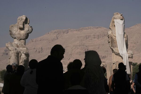 زوار يتفقدون تمثالين عملاقين من المرمر للفرعون أمنحتب الثالث قبل الافتتاح الرسمي في مدينة الأقصر المصرية - سبوتنيك عربي