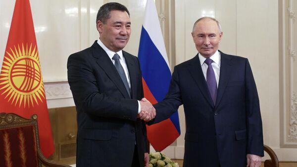 الرئيس الروسي فلاديمير بوتين والرئيس القرغيزي صدير جاباروف خلال اجتماع على هامش قمة المجلس الاقتصادي الأوراسي الأعلى في سانت بطرسبرغ. - سبوتنيك عربي