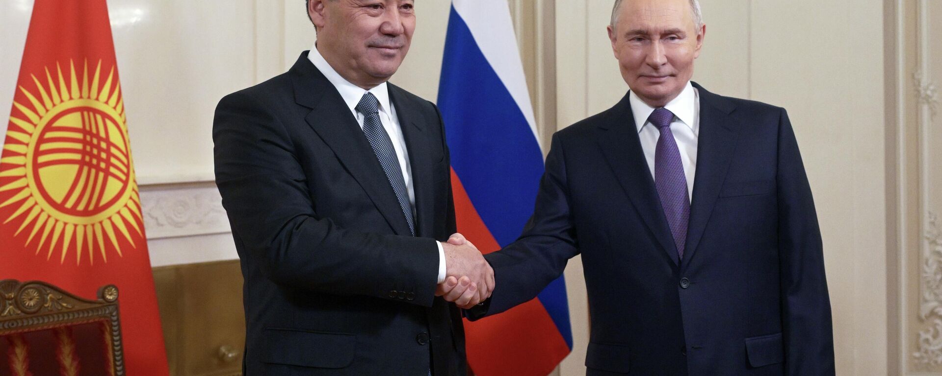 الرئيس الروسي فلاديمير بوتين والرئيس القرغيزي صدير جاباروف خلال اجتماع على هامش قمة المجلس الاقتصادي الأوراسي الأعلى في سانت بطرسبرغ. - سبوتنيك عربي, 1920, 21.12.2025