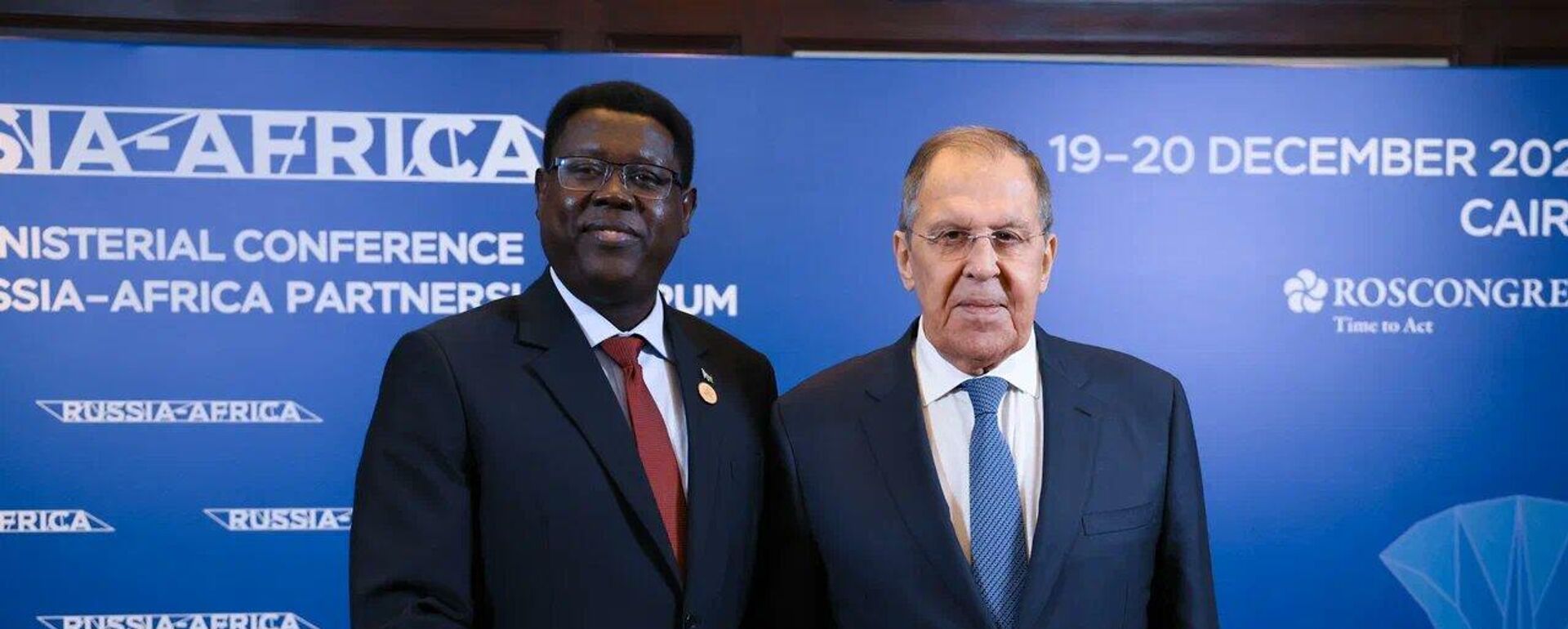 وزير خارجية جنوب السودان والتعاون الدولي، سمايا كومبا، يلتقي وزير الخارجية الروسي، سيرغي لافروف، على هامش المؤتمر الوزاري الثاني لمنتدى الشراكة الروسية الأفريقية، القاهرة، 20 ديسمبر/ كانون الأول 2025 - سبوتنيك عربي, 1920, 21.12.2025