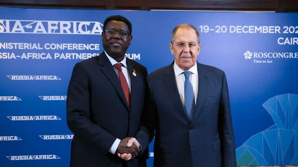 وزير خارجية جنوب السودان والتعاون الدولي، سمايا كومبا، يلتقي وزير الخارجية الروسي، سيرغي لافروف، على هامش المؤتمر الوزاري الثاني لمنتدى الشراكة الروسية الأفريقية، القاهرة، 20 ديسمبر/ كانون الأول 2025 - سبوتنيك عربي