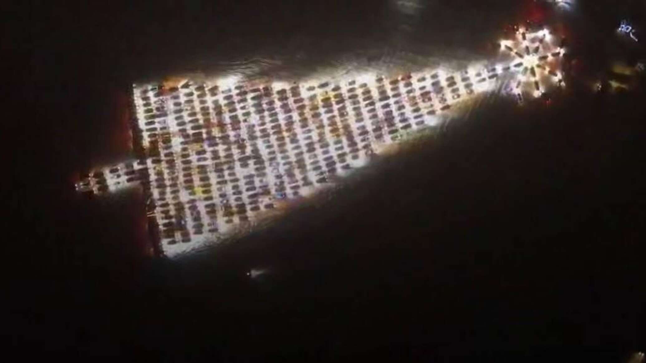 بمئات السيارات.. إضاءة "شجرة الأعياد" في كراسنويارسك الروسية.. فيديو