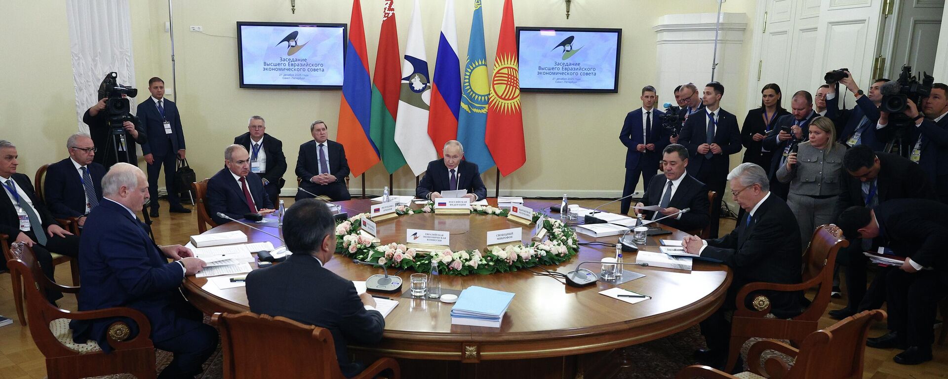 الرئيس فلاديمير بوتين يشارك في أعمال المجلس الاقتصادي الأوراسي الأعلى - سبوتنيك عربي, 1920, 21.12.2025