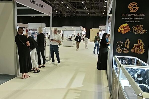 &quot;سبوتنيك&quot; ترصد فعاليات أكبر معرض للذهب والمجوهرات في دبي - سبوتنيك عربي