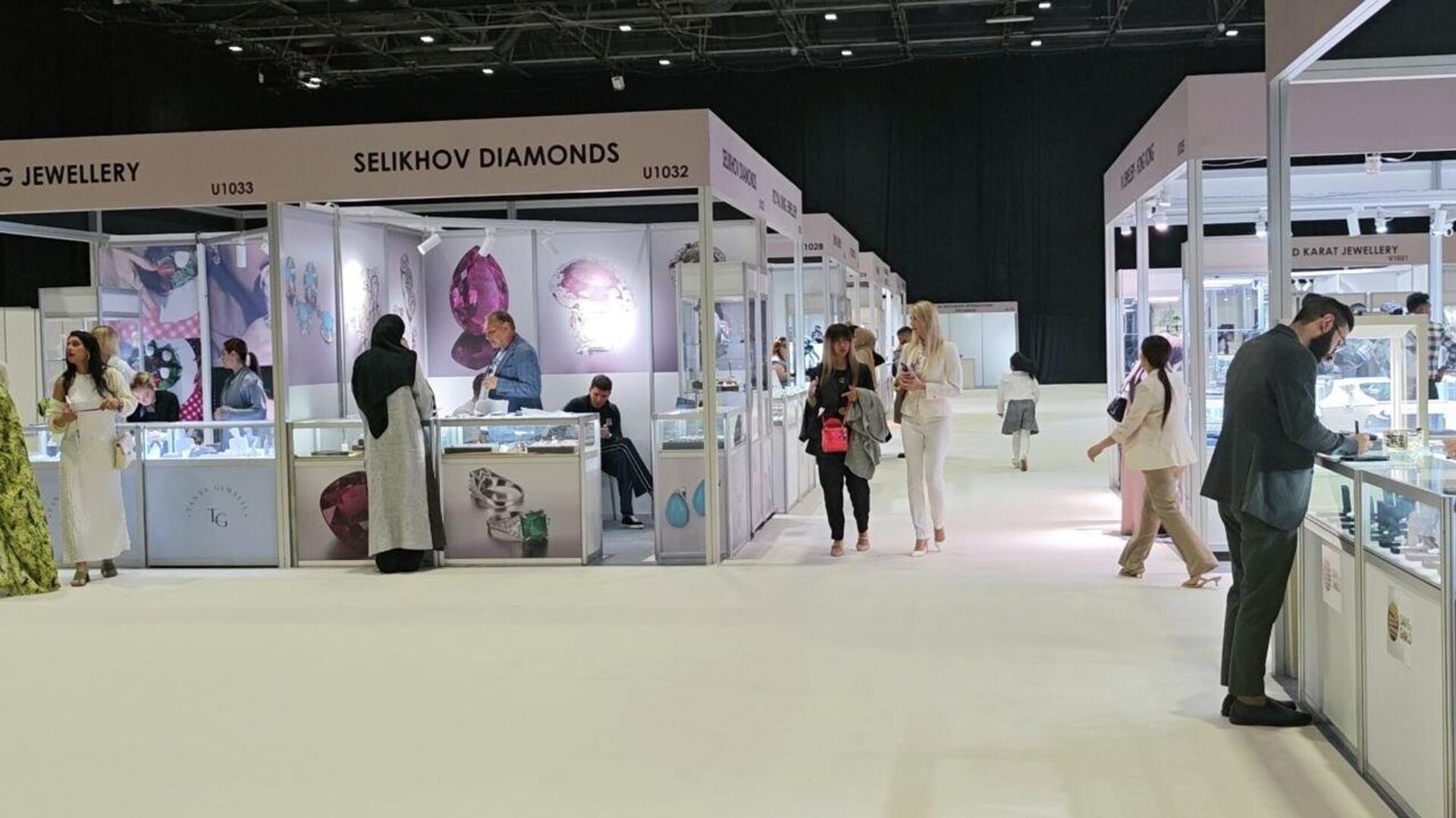 سبوتنيك ترصد فعاليات أكبر معرض للذهب والمجوهرات في دبي - سبوتنيك عربي, 1920, 21.12.2025