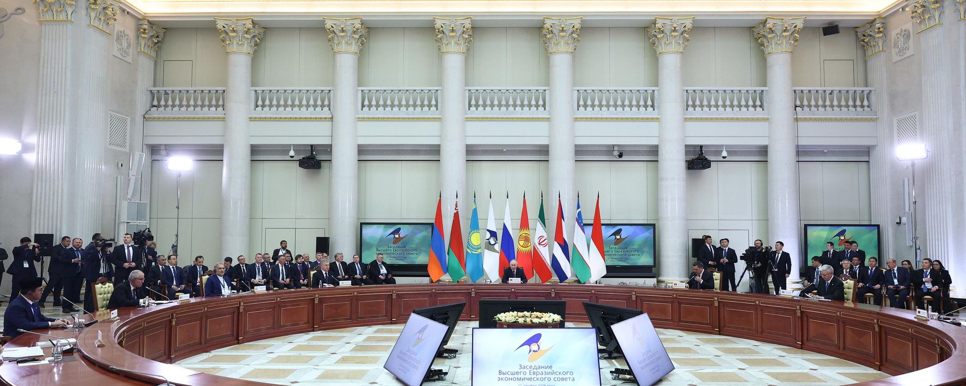 الرئيس فلاديمير بوتين يشارك في أعمال المجلس الاقتصادي الأوراسي الأعلى - سبوتنيك عربي, 1920, 11.08.2026