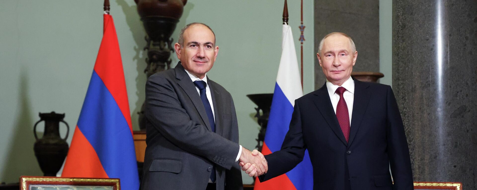 الرئيس الروسي فلاديمير بوتين ورئيس الوزراء الأرميني نيكول باشينيان - سبوتنيك عربي, 1920, 22.12.2025