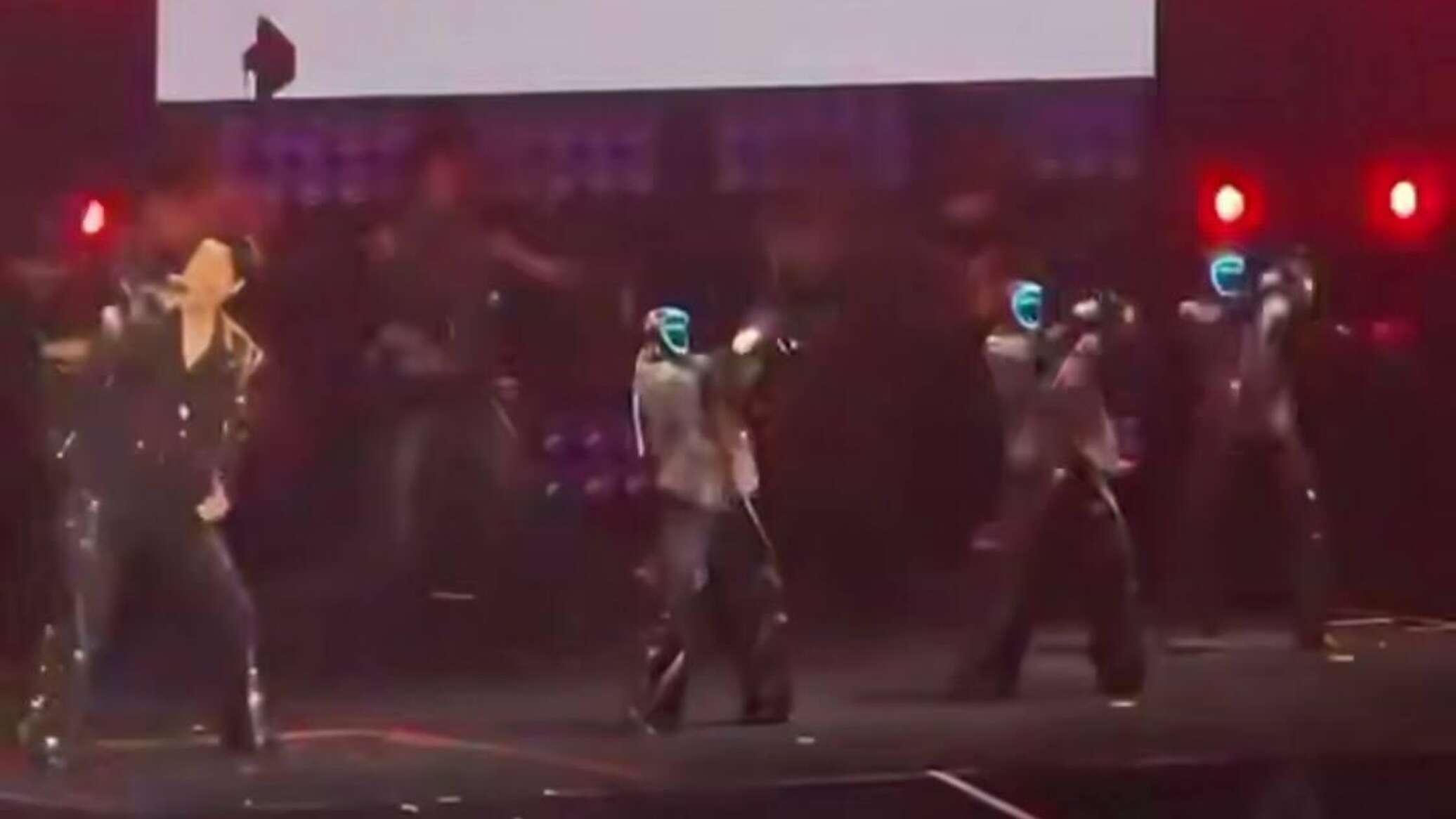 ماسك يبدي دهشته لأداء روبوتات صينية رقصات بهلوانية "مبهرة"... فيديو