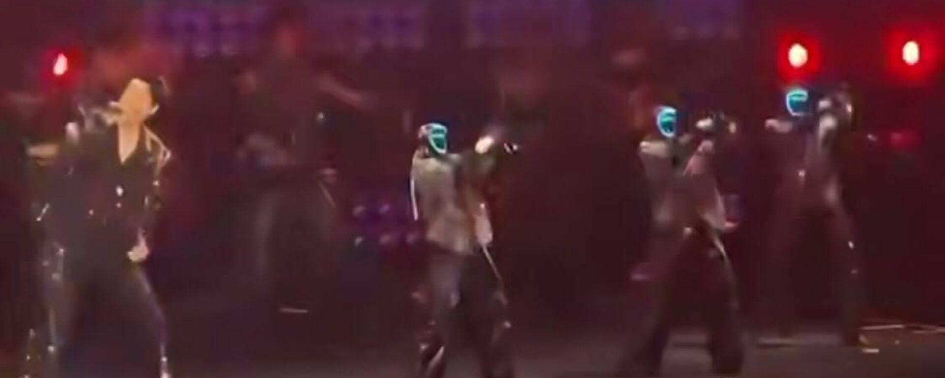 ماسك يندهش بقيام روبوتات صينية برقصات بهلوانية مبهرة
ماسك يندهش بقيام روبوتات صينية برقصات بهلوانية مبهرة
- سبوتنيك عربي, 1920, 22.12.2025