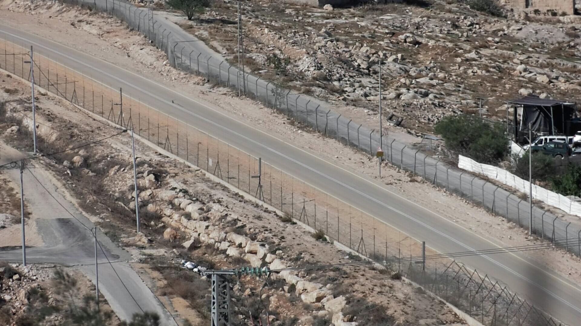 رصاص أو سجن أو غرامة... ثلاثية الثمن التي يدفعها عمال الضفة في مخاطرة ما وراء جدار الفصل - سبوتنيك عربي, 1920, 24.12.2025