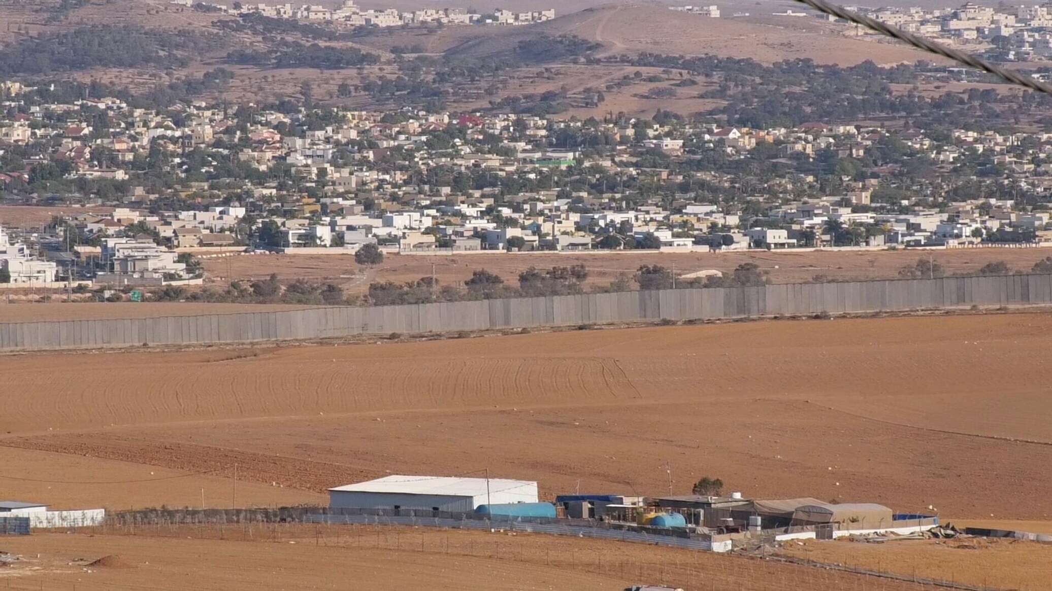 رصاص أو سجن أو غرامة... ثلاثية الثمن التي يدفعها عمال الضفة في مخاطرة ما وراء جدار الفصل