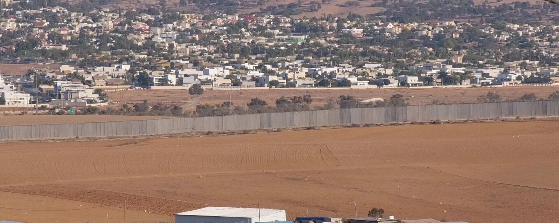 رصاص أو سجن أو غرامة... ثلاثية الثمن التي يدفعها عمال الضفة في مخاطرة ما وراء جدار الفصل - سبوتنيك عربي, 1920, 26.12.2025