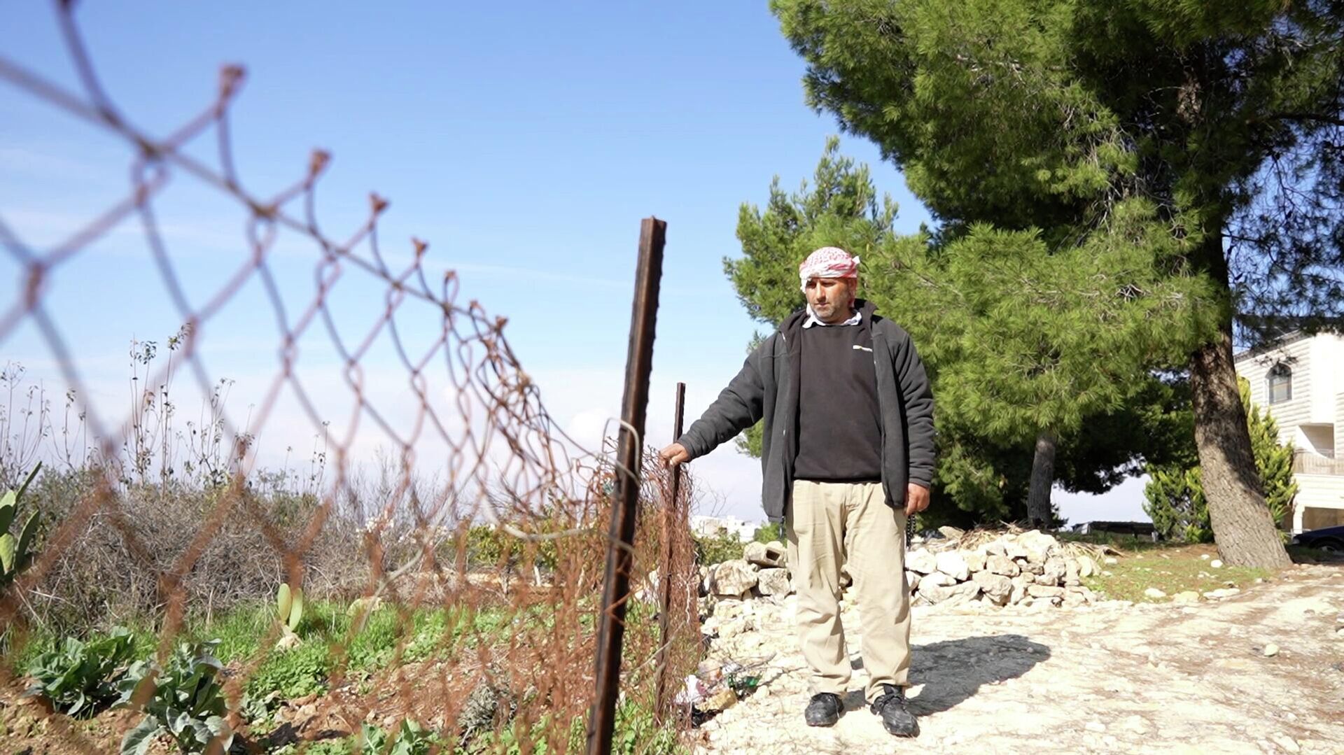 رصاص أو سجن أو غرامة... ثلاثية الثمن التي يدفعها عمال الضفة في مخاطرة ما وراء جدار الفصل - سبوتنيك عربي, 1920, 24.12.2025