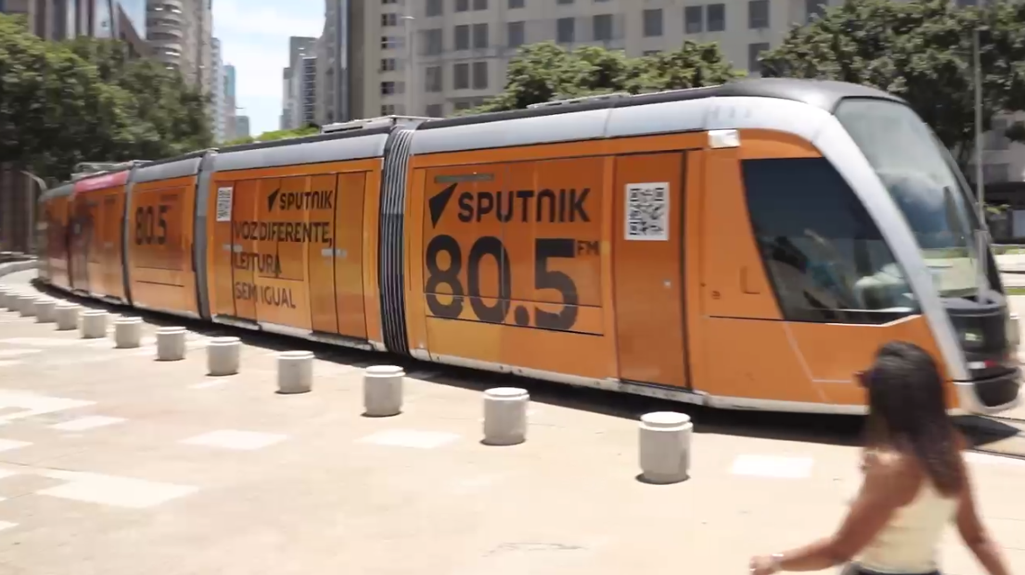 "سبوتنيك" تزين شوارع ريو دي جانيرو بترام مميز يحمل رسالة إعلامية جديدة... فيديو