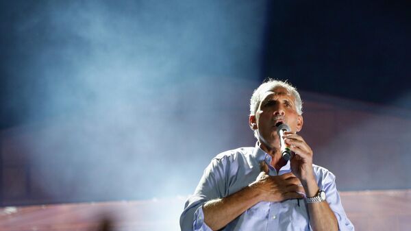 Então candidato à Presidência de Honduras, Nasry Asfura faz discurso durante campanha, em novembro de 2025 - سبوتنيك عربي