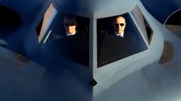 نتنياهو وترامب داخل قمرة قيادة قاذفة قنابل أمريكية من طراز بي-2 الشبح، - سبوتنيك عربي