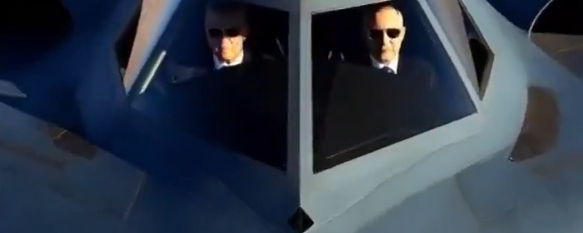 نتنياهو وترامب داخل قمرة قيادة قاذفة قنابل أمريكية من طراز بي-2 الشبح، - سبوتنيك عربي, 1920, 25.12.2025