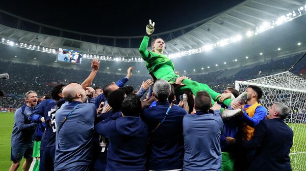 Матвей Сафонов, вратарь ПСЖ и сборной России, празднует победу в финальном матче Межконтинентального кубка ФИФА 2025 года между Пари Сен-Жермен и Фламенго на стадионе имени Ахмада бин Али в Дохе, Катар - سبوتنيك عربي