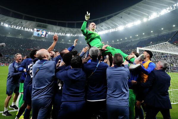 ماتفي سافونوف، حارس مرمى باريس سان جيرمان والمنتخب الروسي، يحتفل بالفوز في المباراة النهائية لكأس الإنتركونتيننتال 2025 بين باريس سان جيرمان وفلامنغو على ملعب أحمد بن علي في قطر - سبوتنيك عربي