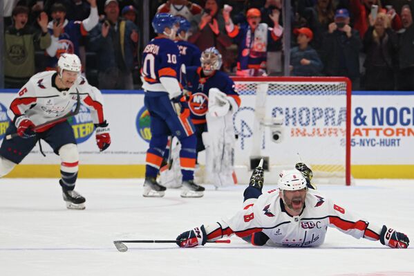 يحتفل أليكس أوفيتشكين، لاعب فريق واشنطن كابيتالز رقم 8، بتسجيله هدفه رقم 895 في مسيرته خلال الشوط الثاني ضد فريق نيويورك آيلاندرز، ليصبح بذلك الهداف التاريخي لدوري الهوكي الوطني - سبوتنيك عربي