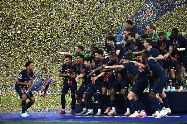 لاعبو باريس سان جيرمان (باريس، فرنسا) في حفل توزيع جوائز دوري أبطال أوروبا 2025 في ملعب "أليانز أرينا" في مدينة ميونخ، في نهائي دوري أبطال أوروبا 2025 - سبوتنيك عربي