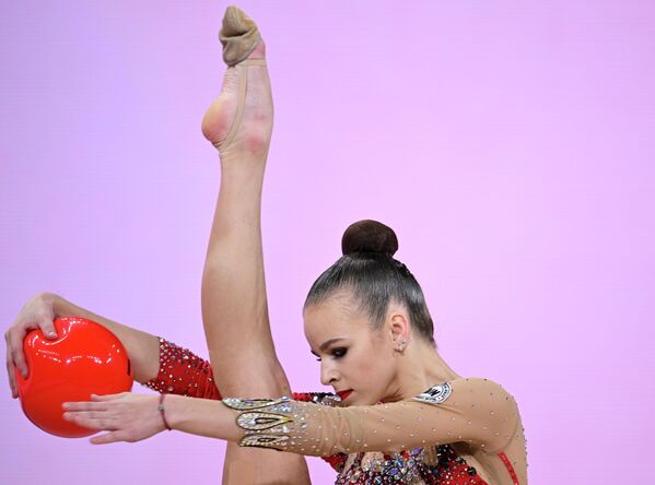 داريا فارينيتش تؤدي عرضا بالكرة في بطولة كأس الأقوى 2025 الدولية للجمباز الإيقاعي 2025 في قصر إيرينا فينر في موسكو - سبوتنيك عربي