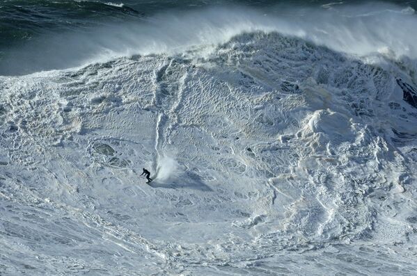 ويل سانتانا من البرازيل خلال جلسة ركوب الأمواج في برايا دو نورتي  في البرتغال - سبوتنيك عربي