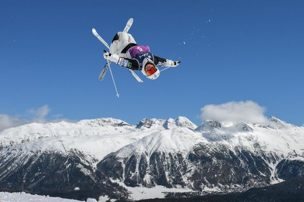 هيناكو توميتكا من فريق اليابان خلال جلسة التدريب على التزلج الحر للسيدات ضمن بطولة العالم للتزلج على الجليد والتزلج الحر والتزلج الحر على المنحدرات لعام 2025 - سبوتنيك عربي