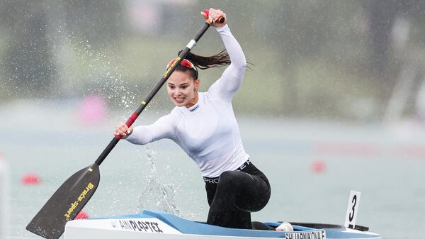 إيكاترينا شليابنيكوفا (روسيا) في نهائي سباق الزوارق الفردية لمسافة 200 متر للسيدات في بطولة العالم للزوارق السريعة 2025 التي أقيمت في ميلانو - سبوتنيك عربي