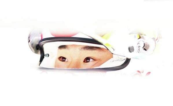 يوكي تسونودا، سائق فريق أوراكل ريد بول ريسينغ الياباني، يستعد للقيادة في المرآب خلال التجارب الحرة قبل سباق جائزة اليابان الكبرى للفورمولا 1 على حلبة سوزوكا - سبوتنيك عربي