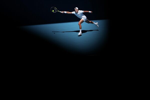 هولجر رون من الدنمارك يسدد ضربة أمامية ضد تشيتشن تشانغ من الصين في مباراة الدور الأول من منافسات فردي الرجال خلال اليوم الثالث من بطولة أستراليا - سبوتنيك عربي