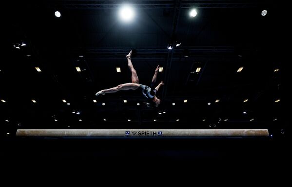 مانا أوكامورا من اليابان تتنافس خلال نهائي منافسات الجمباز الفني للسيدات على عارضة التوازن ضمن دورة الألعاب الجامعية العالمية راين-رور 2025 التي أقيمت في مركز معارض إيسن في مدينة إيسن بألمانيا - سبوتنيك عربي