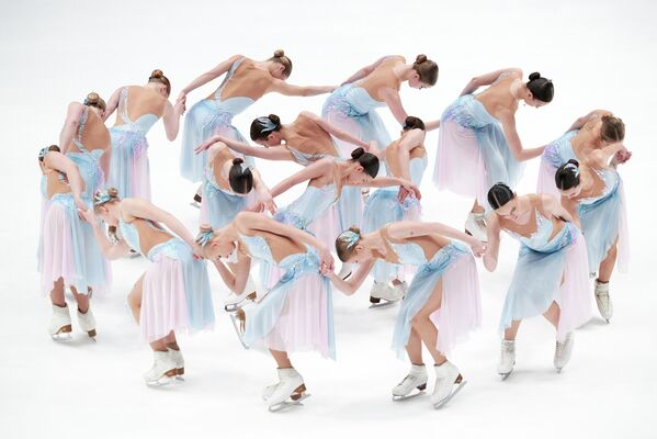 يؤدي أعضاء فريق باراديس (سان بطرسبرغ) برنامجهم الحر في بطولة التزلج المتزامن الروسية لعام 2025 في سان بطرسبرغ - سبوتنيك عربي