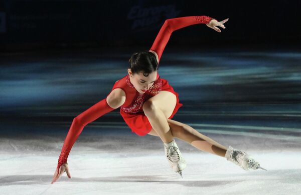  تؤدي إيفجينيا ميدفيديفا، الحائزة على الميدالية الأولمبية، عرضا في مهرجان في حب التزلج الفني في موسكو - سبوتنيك عربي