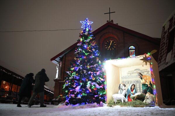 شجرة عيد الميلاد أمام مدخل الكاتدرائية الكاثوليكية في نوفوسيبيرسك بروسيا - سبوتنيك عربي