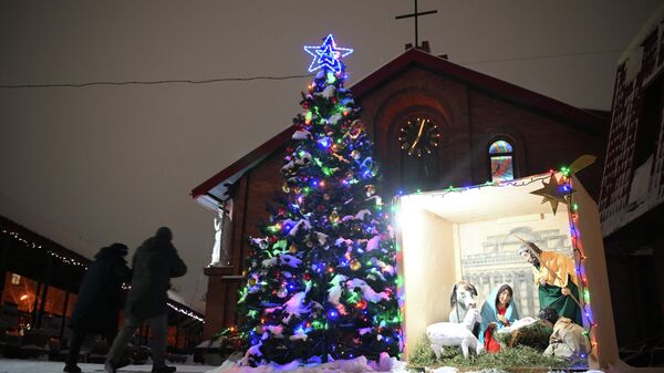 شجرة عيد الميلاد عند مدخل الكاتدرائية الكاثوليكية في نوفوسيبيرسك في روسيا - سبوتنيك عربي