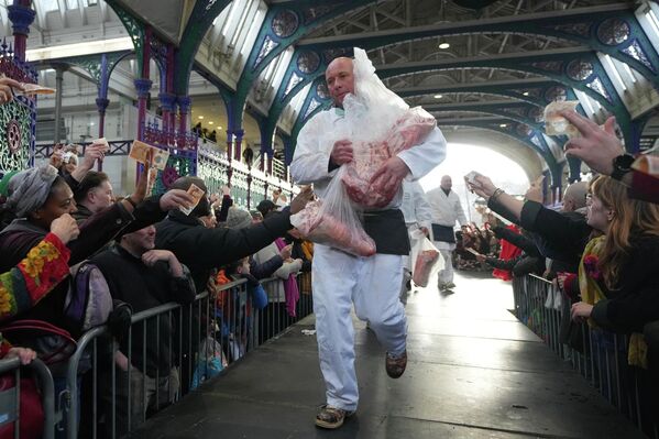 مزاد اللحوم السنوي، عشية عيد الميلاد في سوق "سميثفيلد"، في لندن، المملكة المتحدة - سبوتنيك عربي