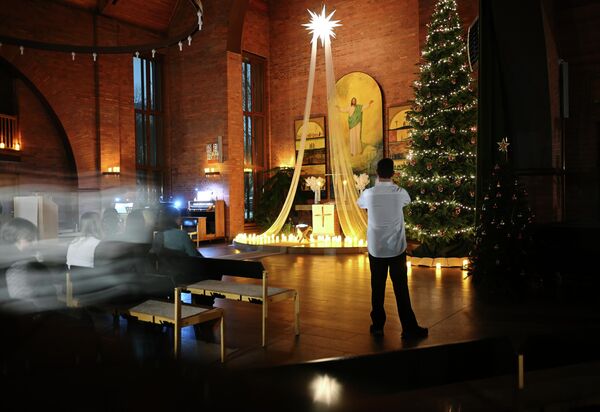 قداس عيد الميلاد في الكنيسة الإنجيلية اللوثرية في جبال الأورال وسيبيريا والشرق الأقصى في أومسك، روسيا - سبوتنيك عربي