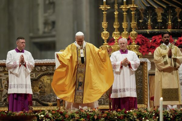 البابا ليو الرابع عشر، يقيم قداسا عشية عيد الميلاد في كاتدرائية القديس بطرس في الفاتيكان - سبوتنيك عربي