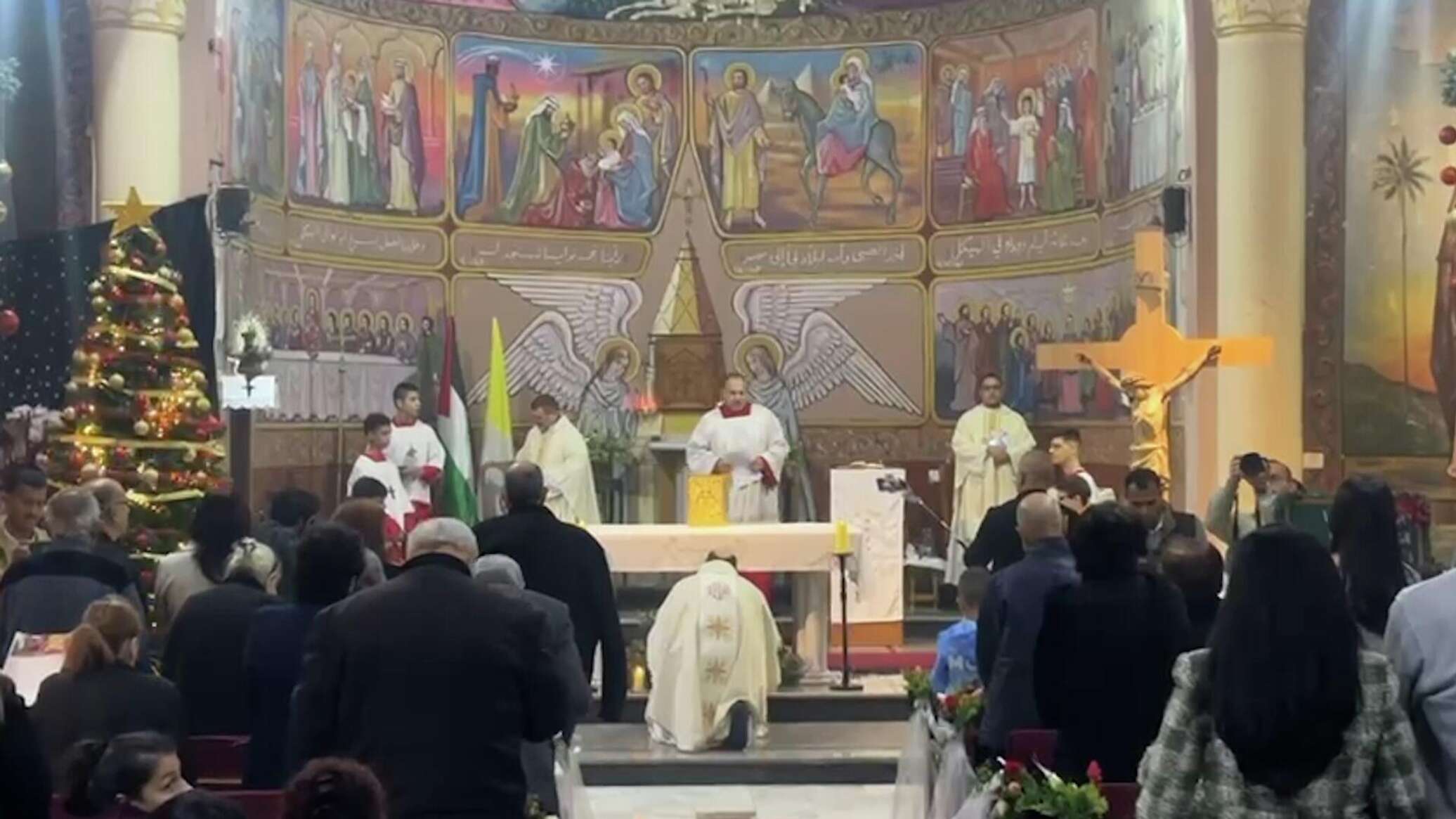 مسيحيو غزة يحيون الميلاد بعد عامين من الحرب... صور وفيديو