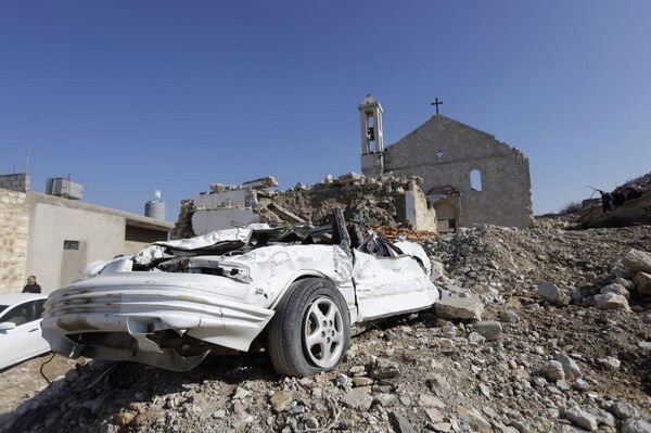 قرب كنيسة مار جاورجيوس المدمرة... بلدة يارون اللبنانية تحيي عيد الميلاد بين الركام - سبوتنيك عربي