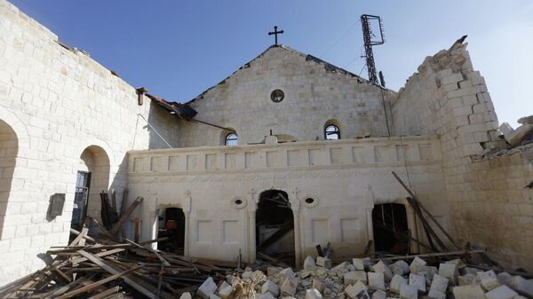 قرب كنيسة مار جاورجيوس المدمرة... بلدة يارون اللبنانية تحيي عيد الميلاد بين الركام - سبوتنيك عربي