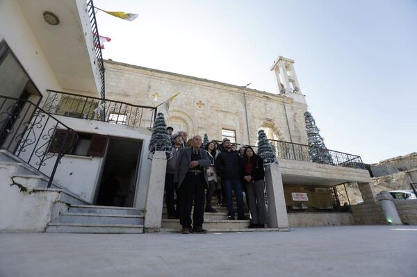 قرب كنيسة مار جاورجيوس المدمرة... بلدة يارون اللبنانية تحيي عيد الميلاد بين الركام - سبوتنيك عربي